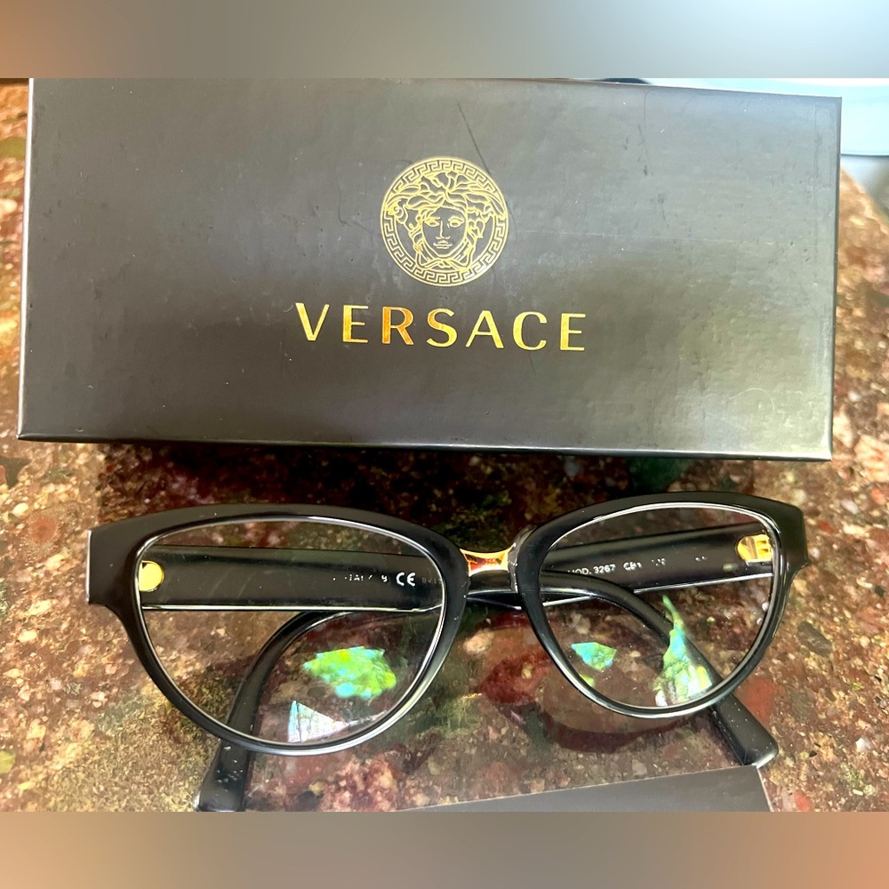 COA VERSACE Box comes with glasses frame that’s damaged - Picture 4 of 14
